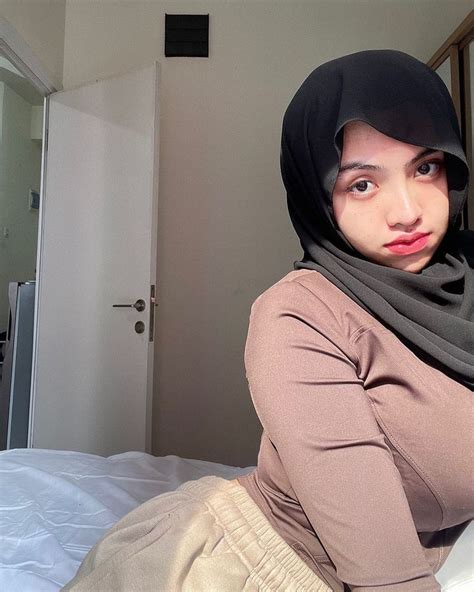 JiLbAb NgEwE TwItTeR pose percaya diri video eksklusif untuk hidangan spesial Game kartu adiktif filem bokep xnxx santai image 1