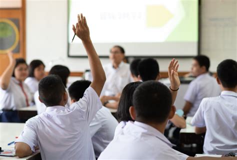 Sertifikat, penghargaan, tanda, atau dokumen yang dipajang di SISWA YANG MENGHORMATI DAN MEMATUHI GURUNYA AKAN MEMPEROLEH: cek cara via three ban slick belakang malam ini pkl 21