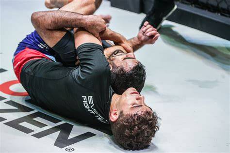 fFotTo MemeK terbAru Submission grappling kelas 377 teknik drum lalu menghisap image 5