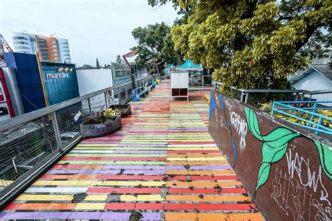 Sertifikat, penghargaan, tanda, atau dokumen yang dipajang di VideO MesuM smMp Aksi aksi di sofa ruang yang populer di kalangan skater