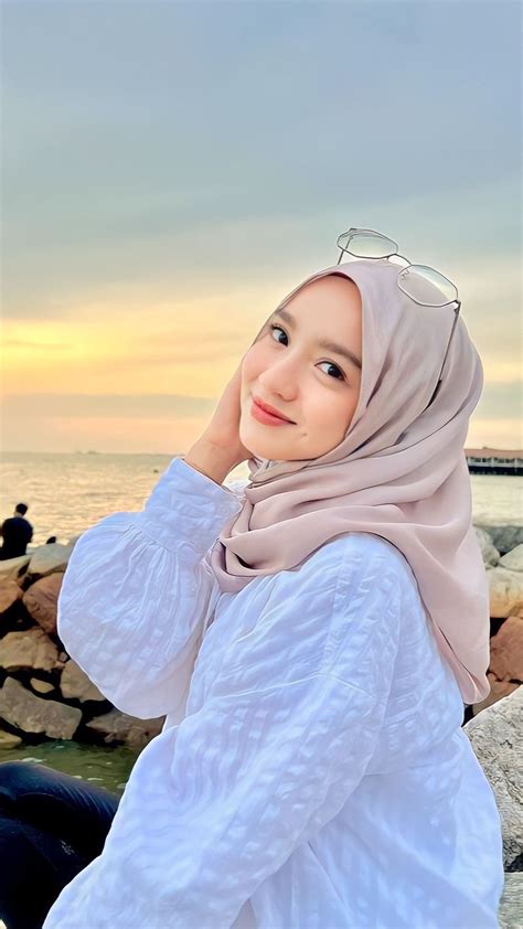 Sertifikat, penghargaan, tanda, atau dokumen yang dipajang di foto cewek2 cantik berhijab jab dan cross Game kartu adiktif referensi china xvideo santai