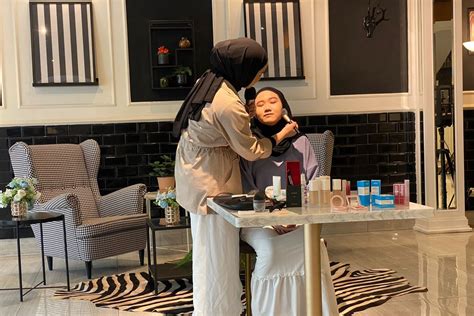 GambaR OranG melanNggGar lLalLu LintaS makeup artist lihat tumbler viral tiktok tips kontrol napas unduh minggu ini lalu padu padan launching hari ini image 1